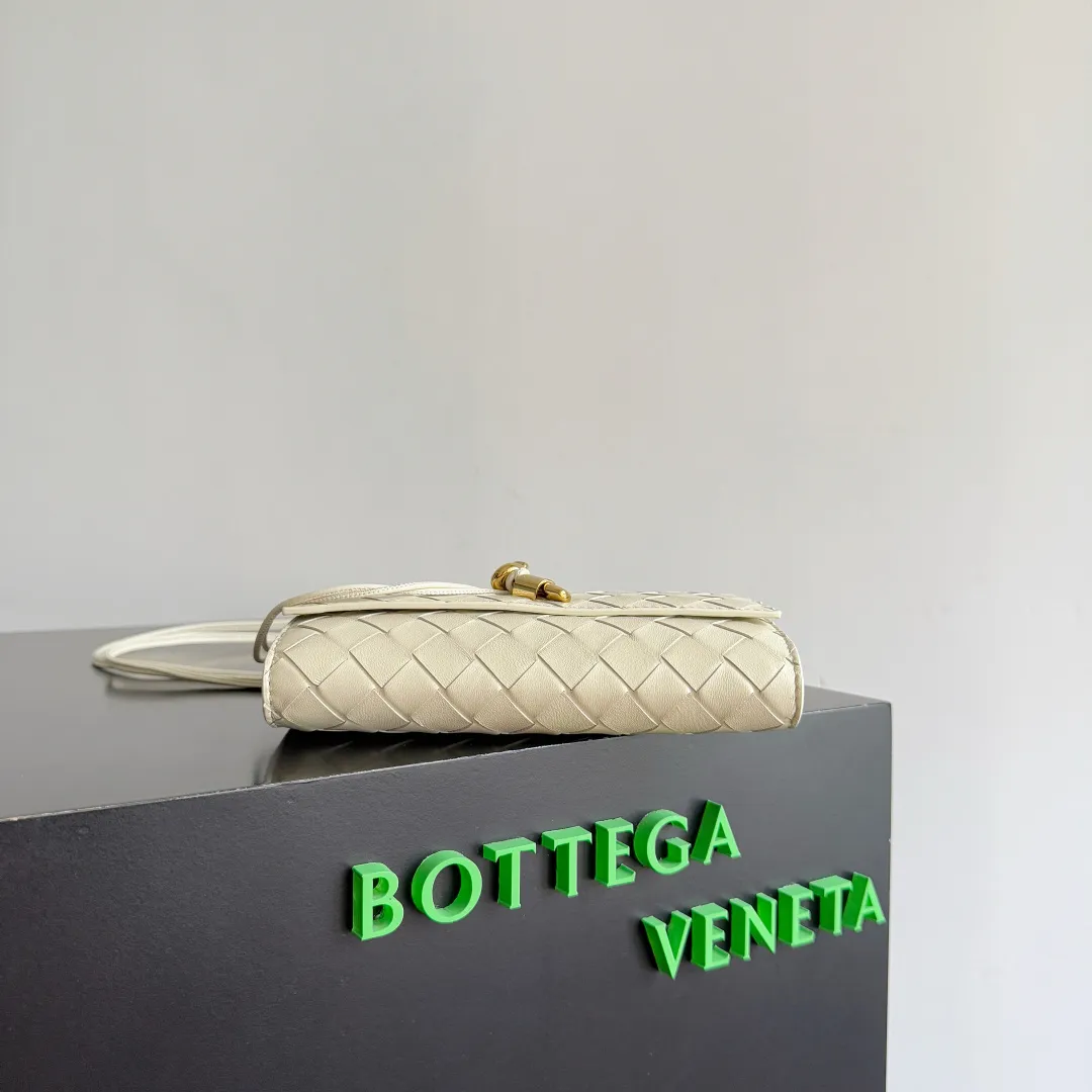 Batch 1560 Bottega Veneta 2025 early autumn series Andiamo handbag, a really good bag, mini crossbody bag, classic woven leather clutch, metallic button and rope closure, simple but not simple, elegant texture, elegant weaving attitude. Style number: 836940 Size: 19*12.6*2cm